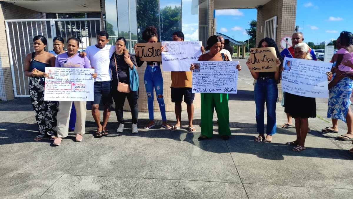 Família de bebê de três meses morta após cirurgia protesta no Hospital Estadual da Criança