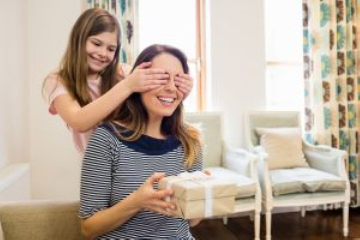 Filha presenteando mãe no Dia das Mães