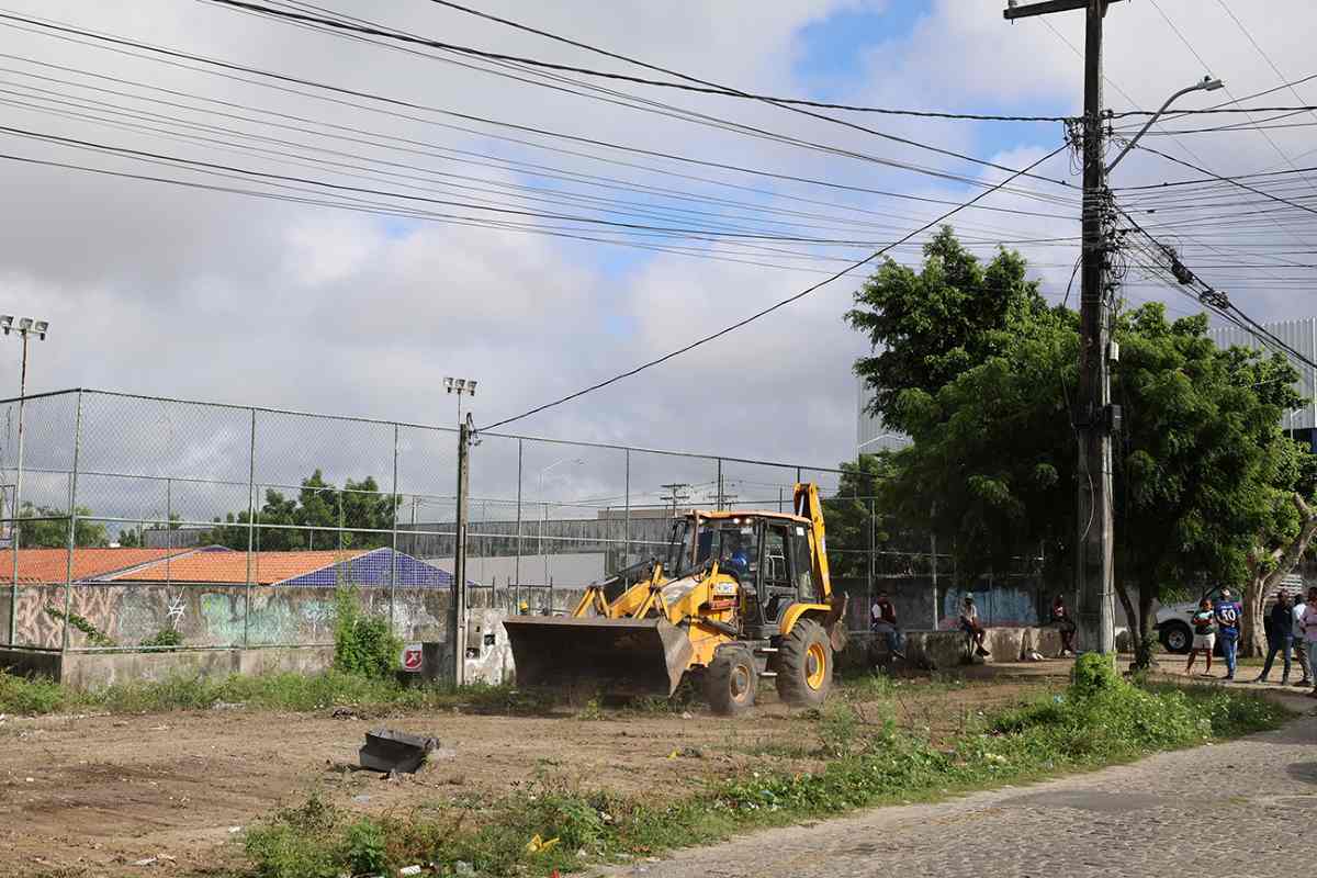 Inicio da cosntrucao de Campo e Praca no Jardim Acacia