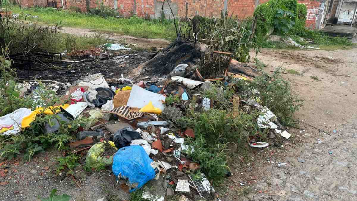Rua tomada por lixo e queimadas revolta morador no Parque Ipê: “Há 25 anos é uma rua abandonada”