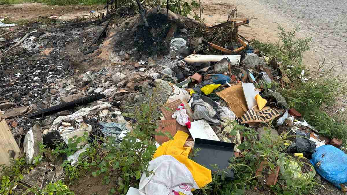 Rua tomada por lixo e queimadas revolta morador no Parque Ipê: “Há 25 anos é uma rua abandonada”