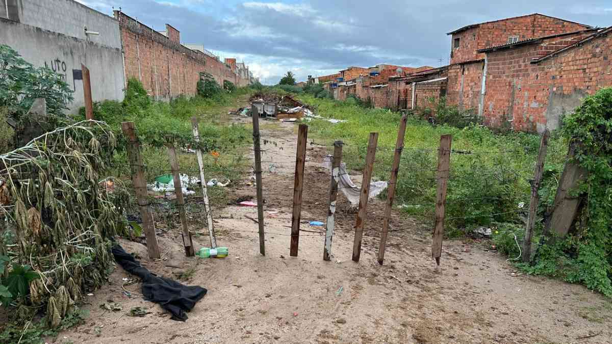 Rua tomada por lixo e queimadas revolta morador no Parque Ipê: “Há 25 anos é uma rua abandonada”