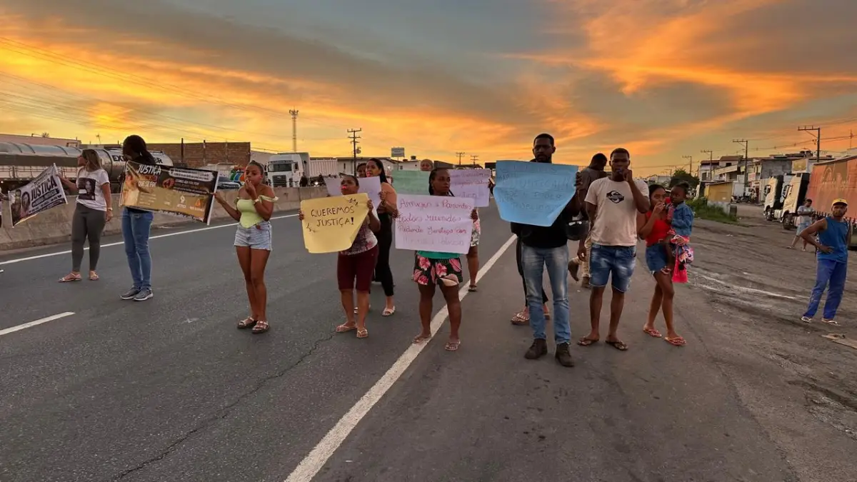 Família protesta após acidente com cavalo solto matar homem e deixar mulher em estado grave