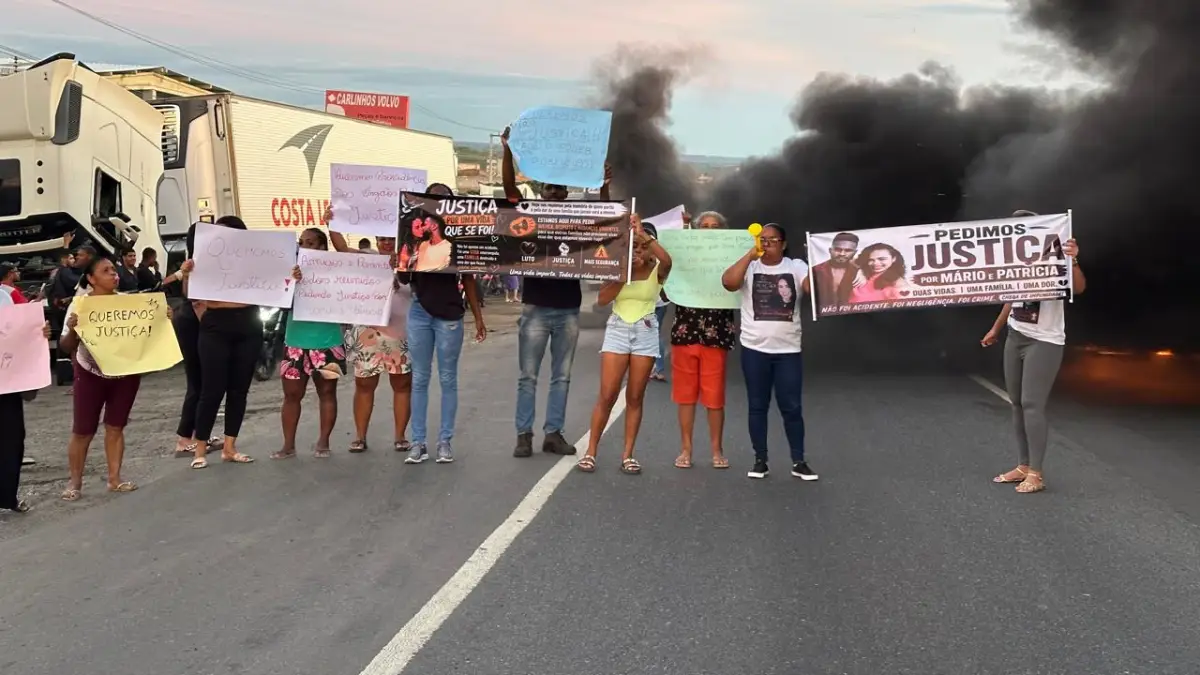 Família protesta após acidente com cavalo solto matar homem e deixar mulher em estado grave