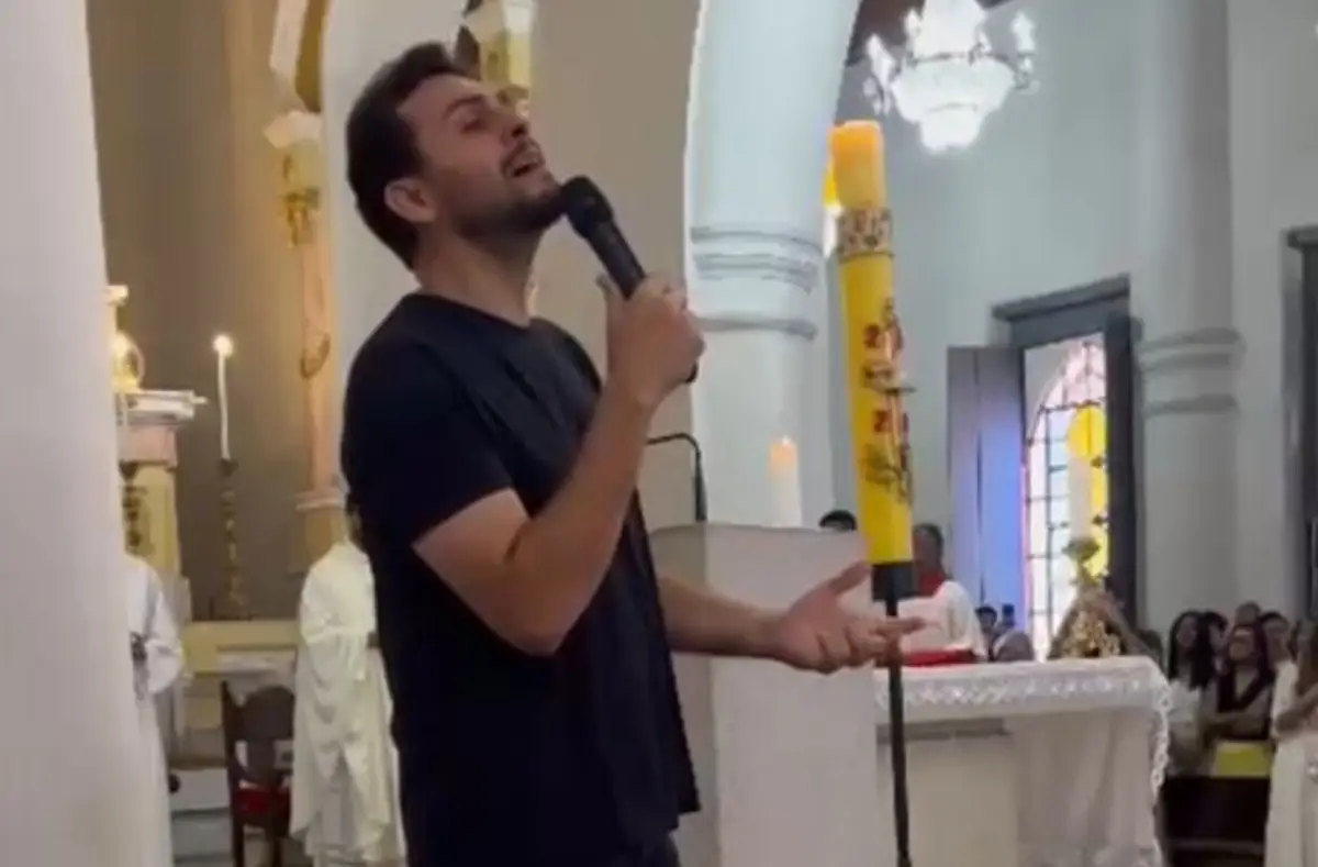 Mano Walter surpreende fiéis ao cantar durante missa na Catedral de Sant’Ana em Feira de Santana