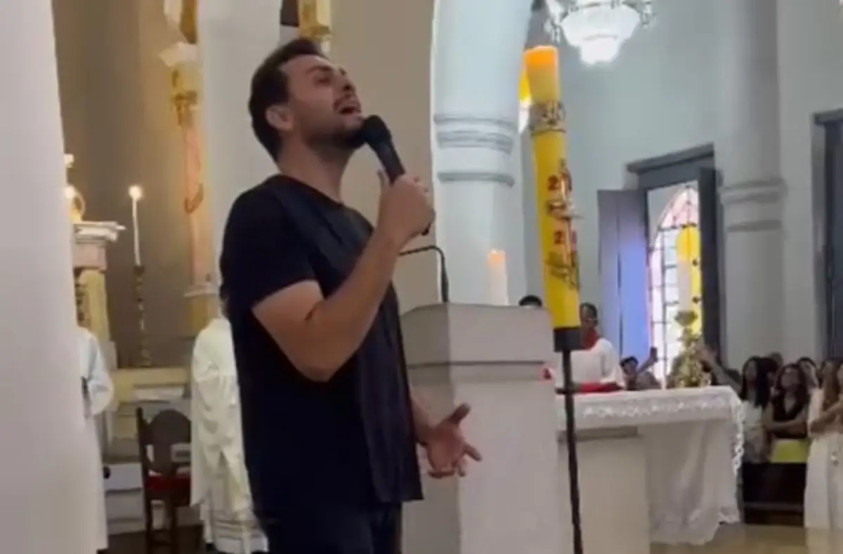 Mano Walter surpreende fiéis ao cantar durante missa na Catedral de Sant’Ana em Feira de Santana