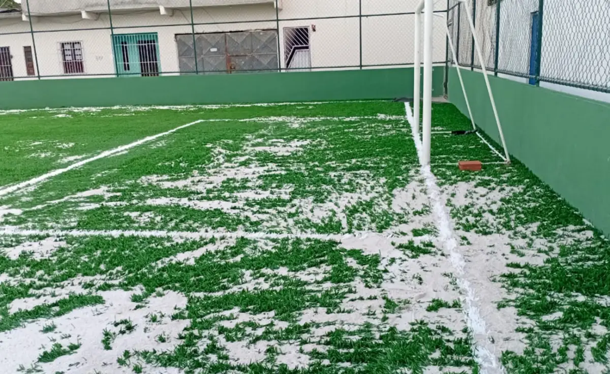Prefeitura realiza obras em 12 quadras e campos de futebol de Feira de Santana