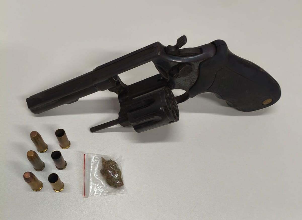 Material apreendido com suspeito que morreu após confronto com Polícia Militar
