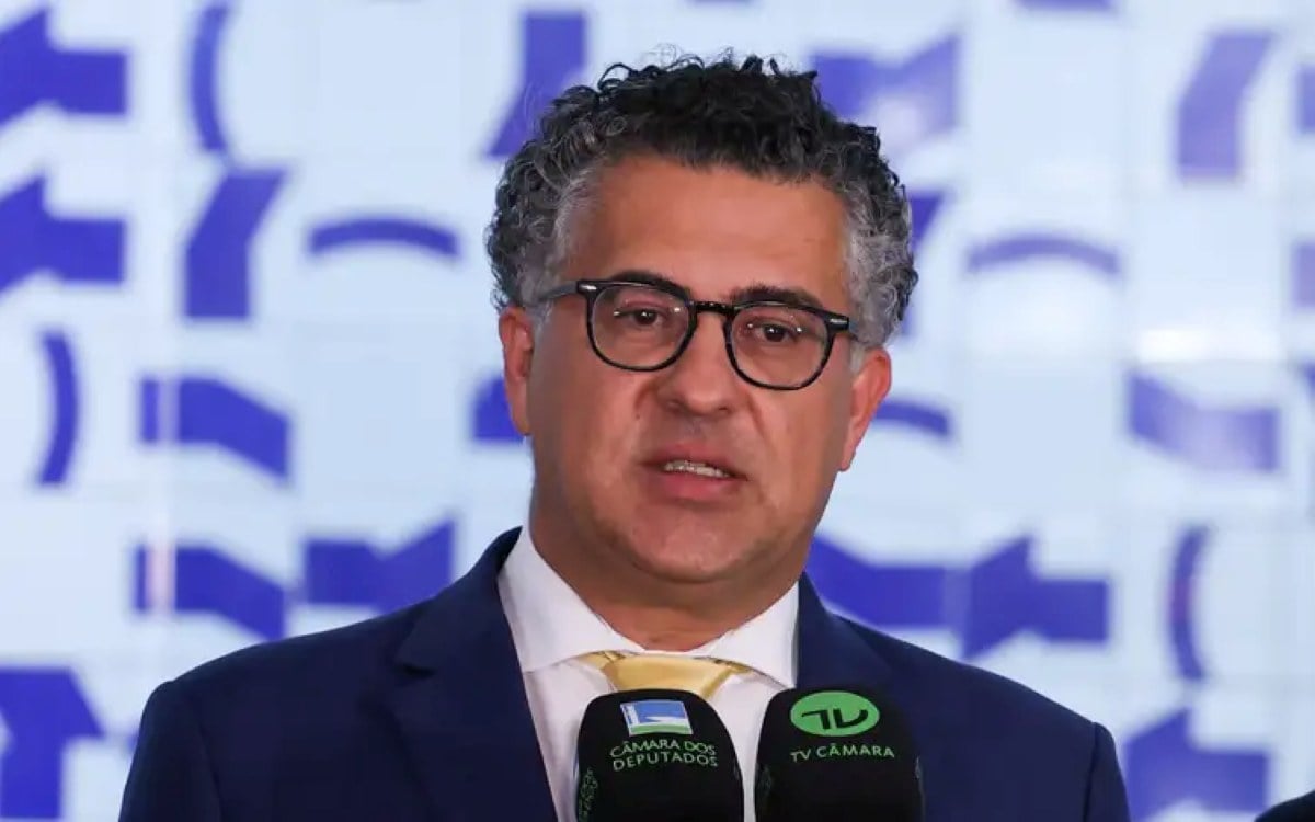 Fim da escala 6x1 enfrenta resistência e parecer é adiado na Câmara dos Deputados