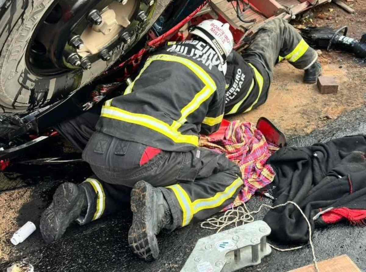 Caminhão capota na BR-110 e vítima morre presa às ferragens