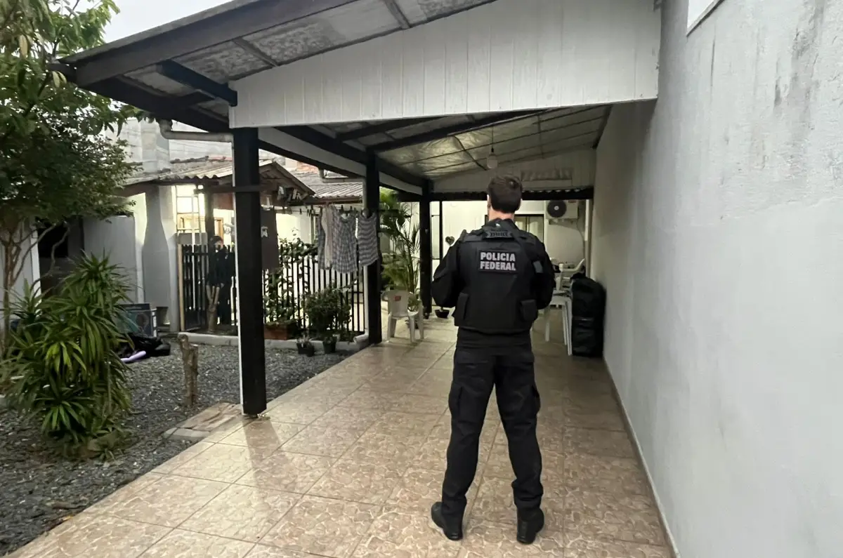Fábrica desarticulada pela Polícia Federal produzia 200 mil cigarros por minuto, diz delegado