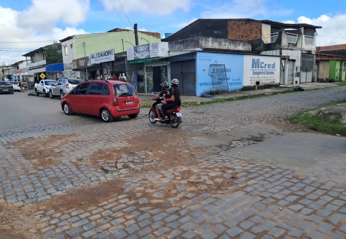 Buracos e calçamento solto causam transtornos e acidentes em Feira de Santana