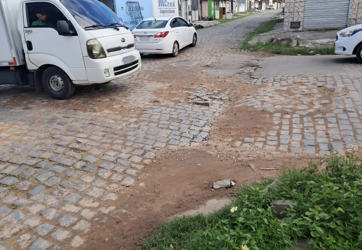 Buracos e calçamento solto causam transtornos e acidentes em Feira de Santana