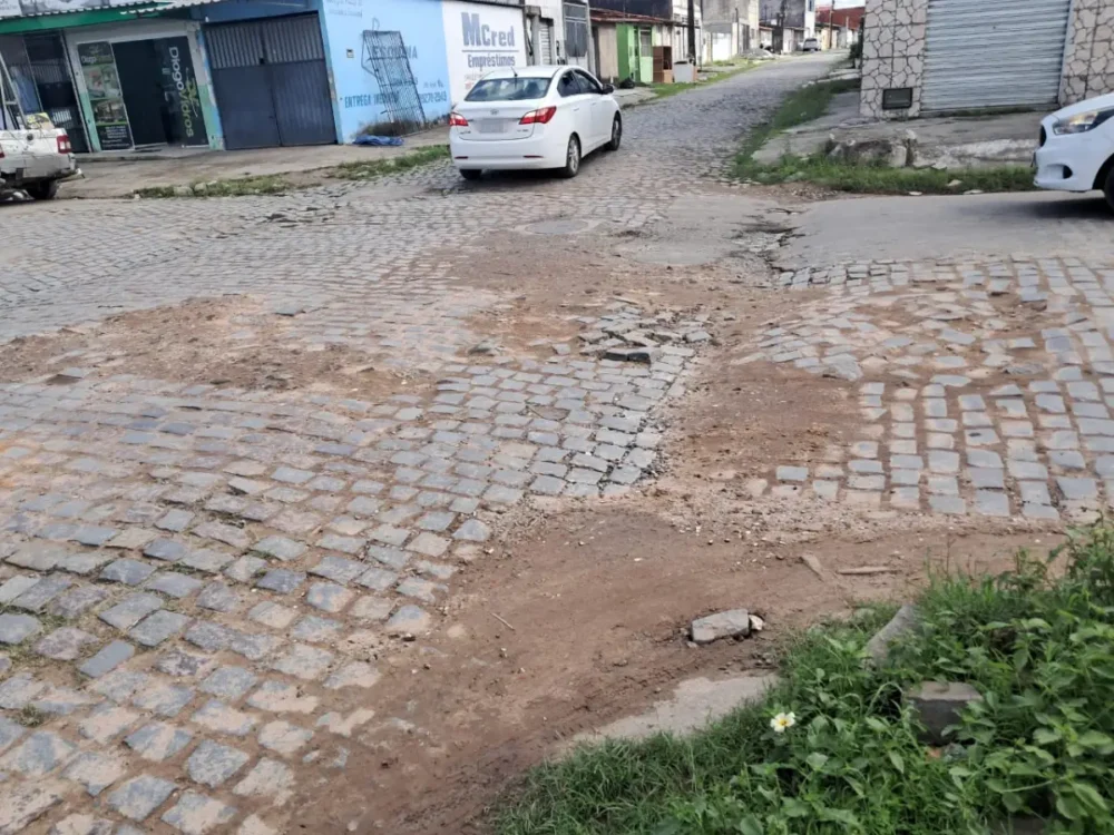 Buracos e calçamento solto causam transtornos e acidentes em Feira de Santana Buracos e calçamento solto causam transtornos e acidentes em Feira de Santana