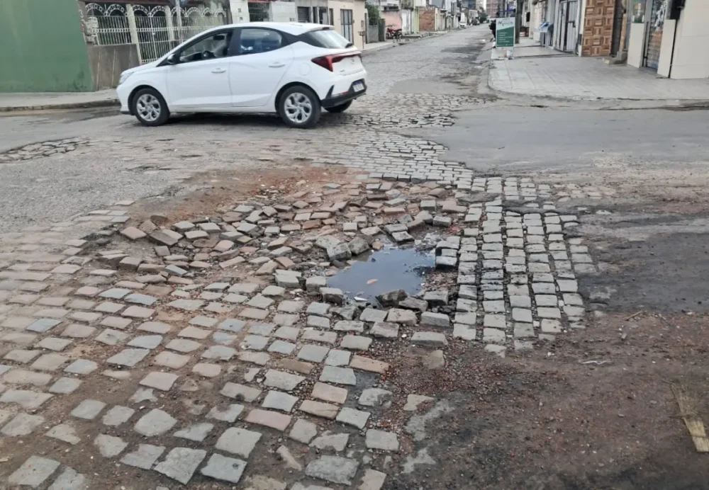 Buracos e calçamento solto causam transtornos e acidentes em Feira de Santana Buracos e calçamento solto causam transtornos e acidentes em Feira de Santana