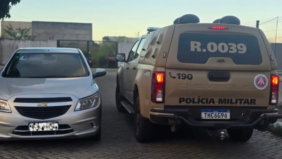 PM conduz homem com carro roubado e apreende moto usada em “grau” em Feira de Santana
