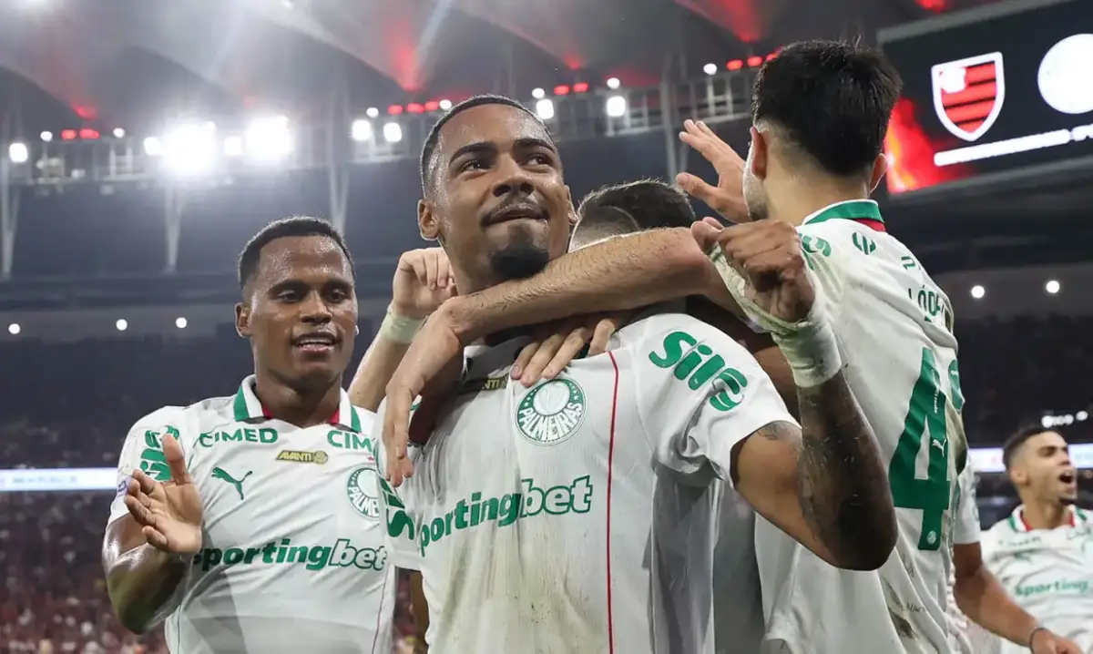 Palmeiras goleia o Flamengo no Maracanã