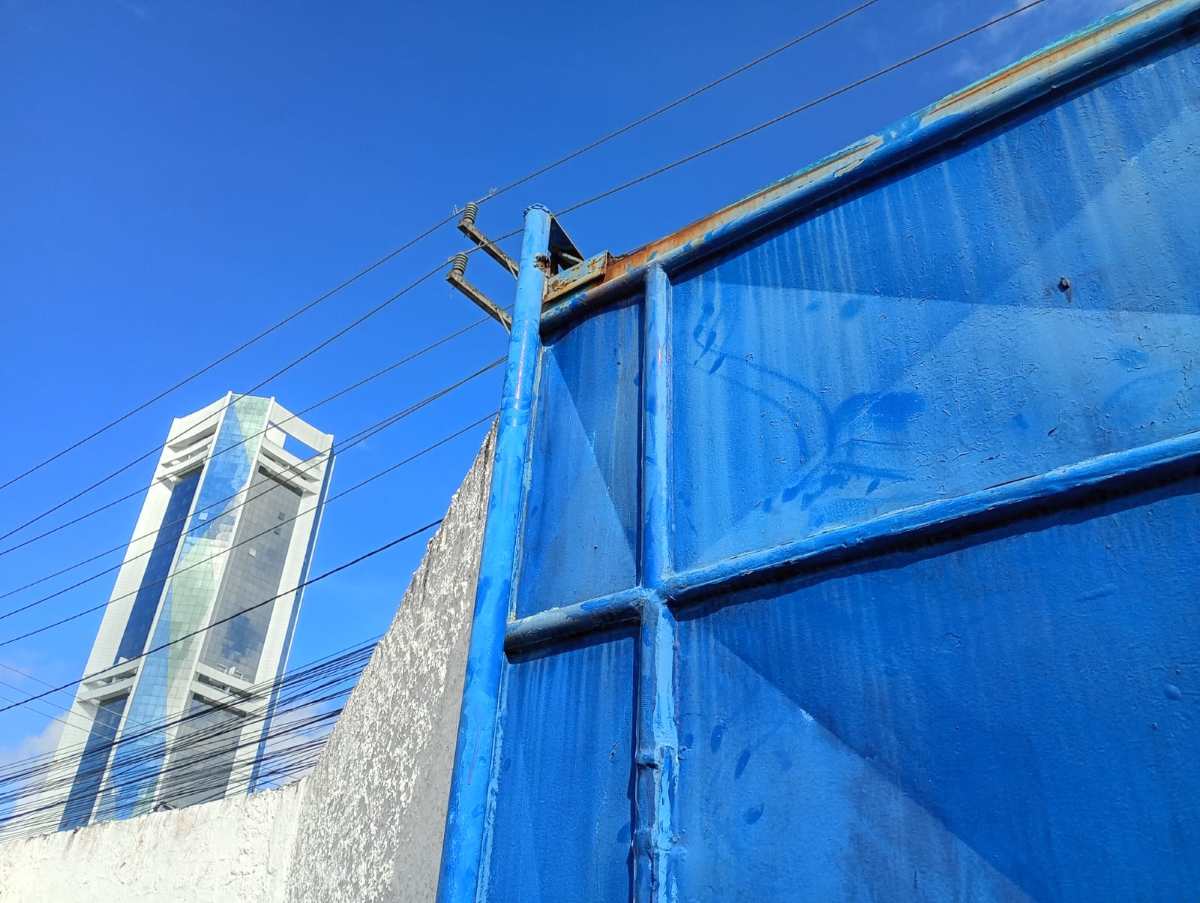 Portão que caiu em criança