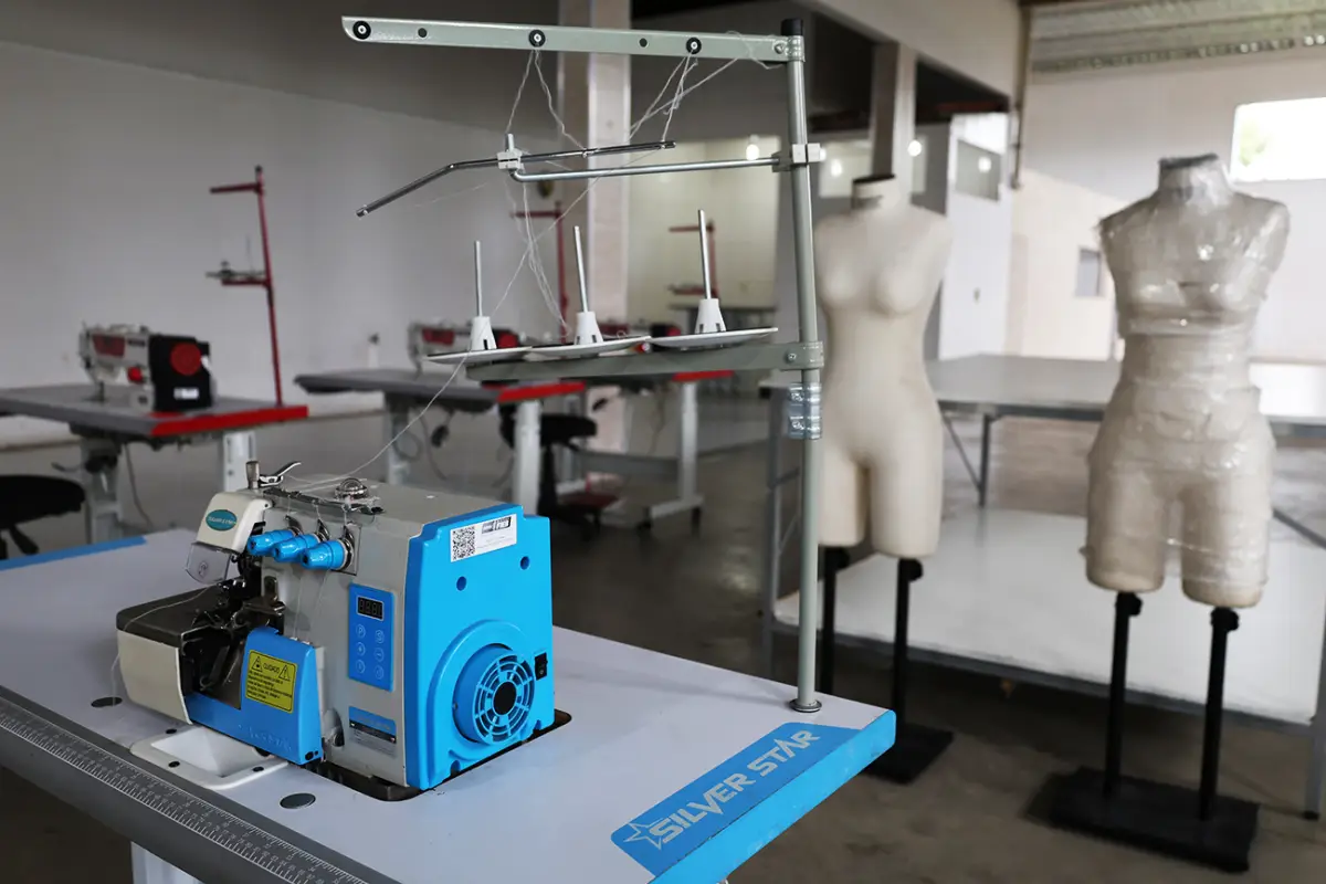 Prefeitura abre curso de costura industrial com bolsa de R$ 500 em distrito de Feira de Santana