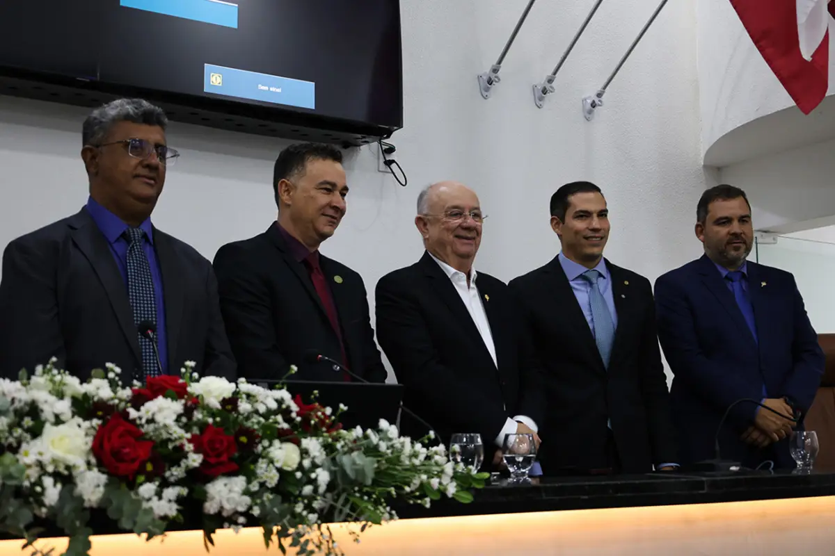 Gabriel Nunes recebe título de Cidadão Feirense na Câmara Municipal