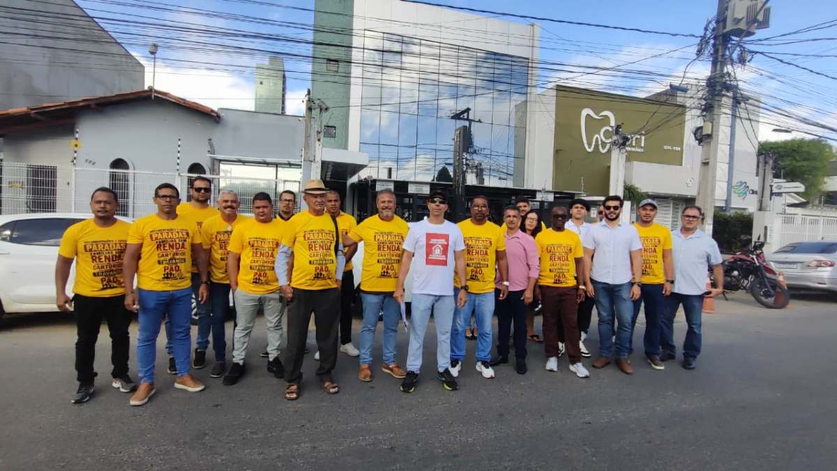 Profissionais da construção realizam protesto contra morosidade em cartório de Feira de Santana