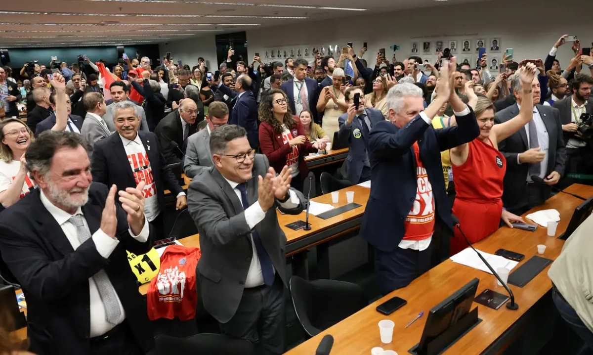 Proposta sobre fim da escala 6x1 é aprovada pela comissão especial da Câmara