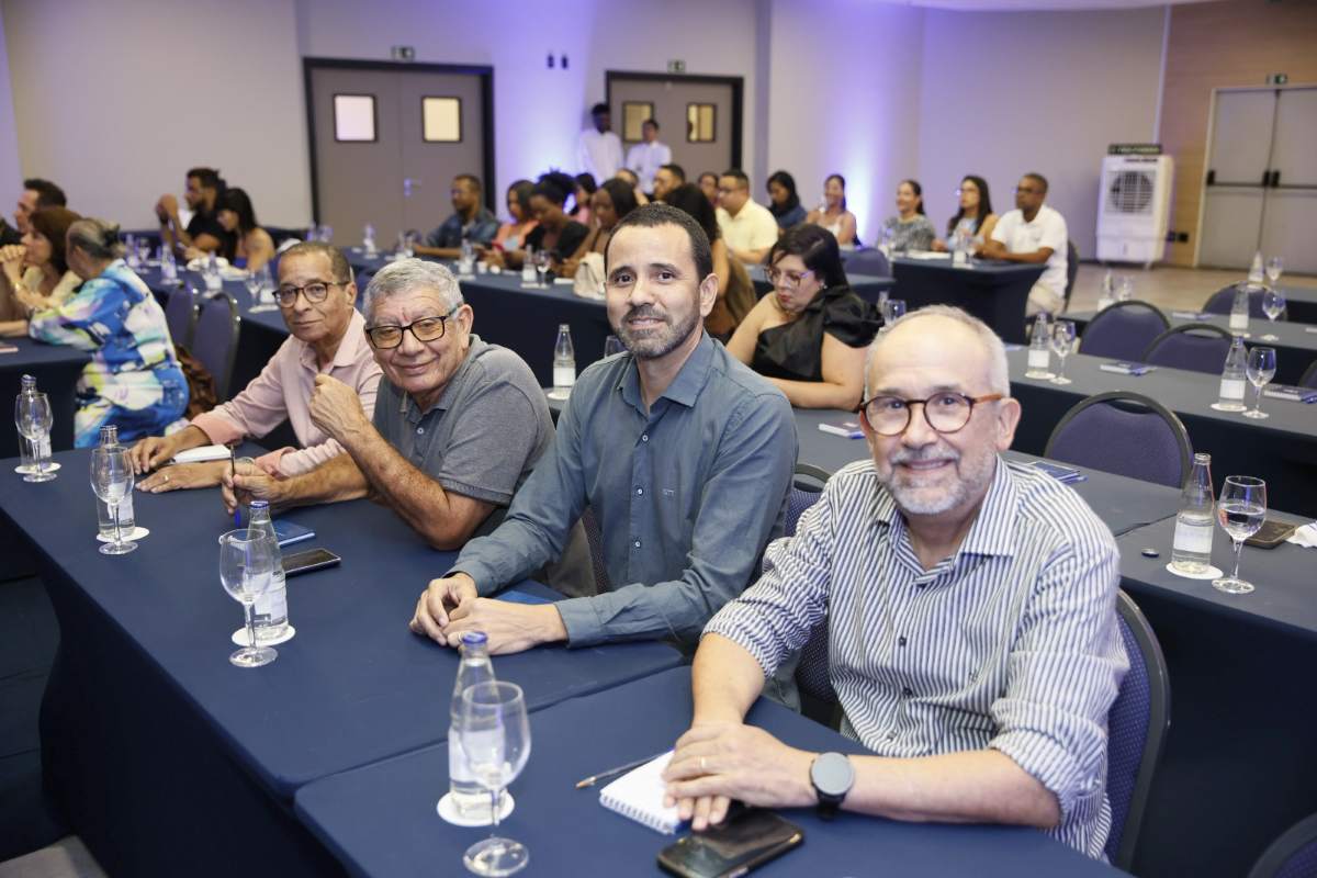 Quem cuida de quem informa