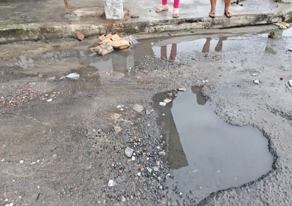 Moradores denunciam esgoto a céu aberto em rua de Feira de Santana