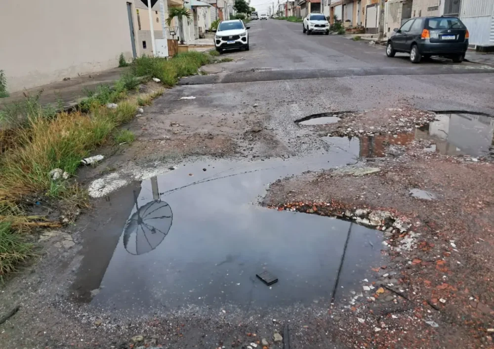 Moradores denunciam esgoto a céu aberto em rua de Feira de Santana