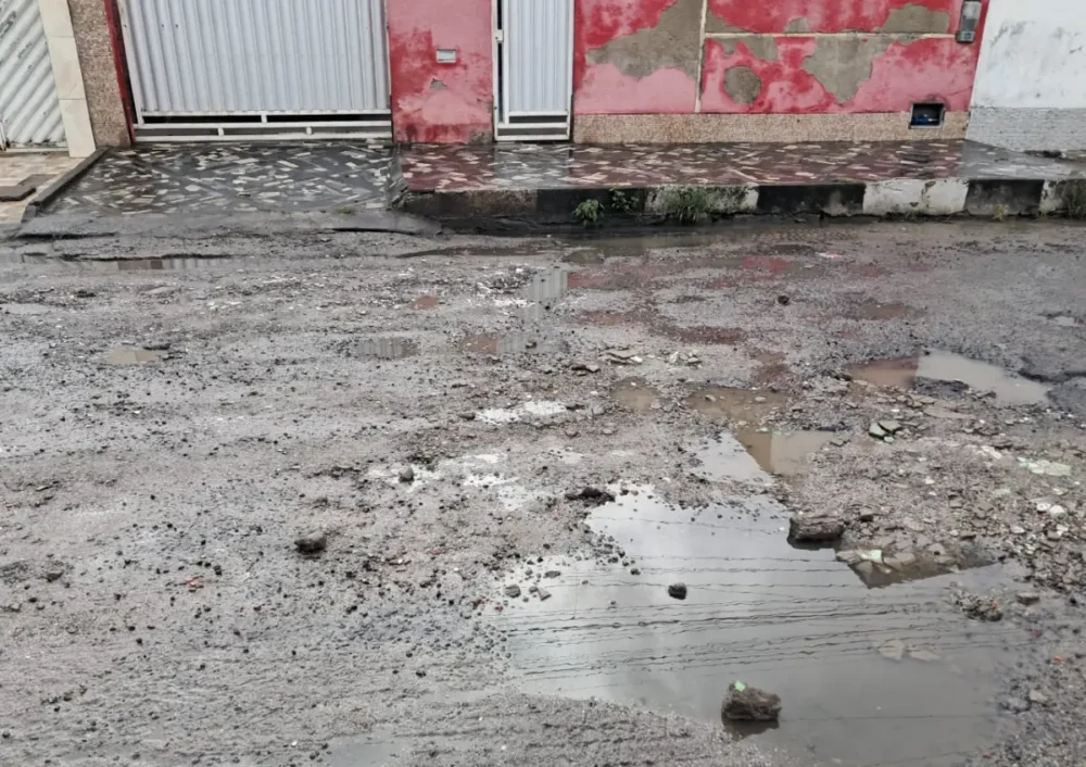 Moradores denunciam esgoto a céu aberto em rua de Feira de Santana