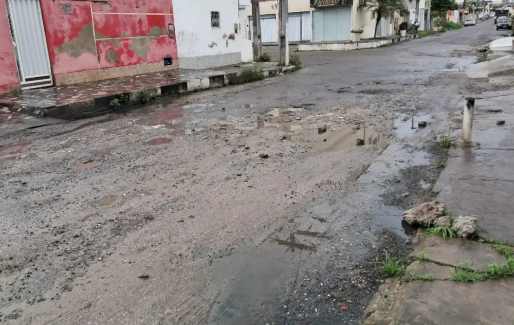 Moradores denunciam esgoto a céu aberto em rua de Feira de Santana