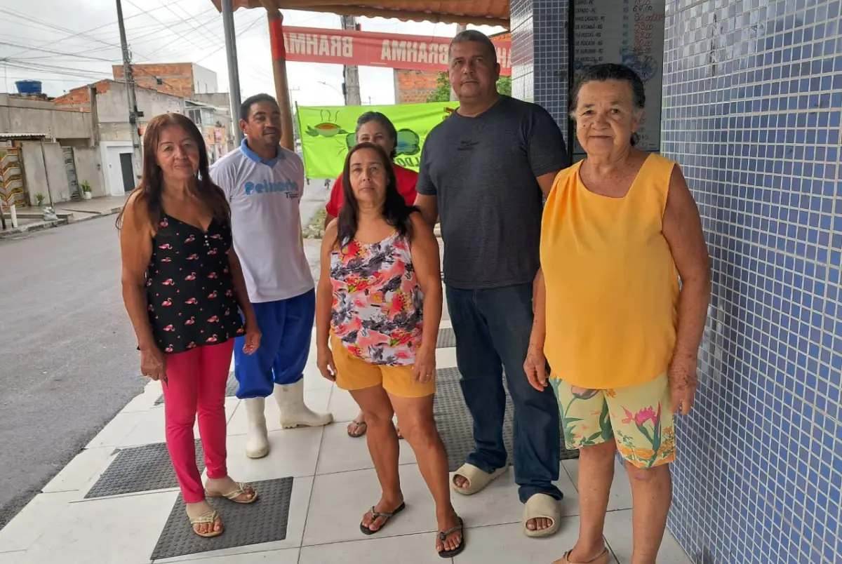 Moradores denunciam esgoto a céu aberto em rua de Feira de Santana