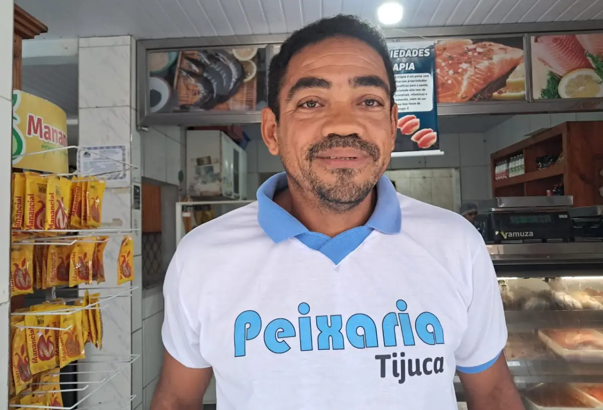 Moradores denunciam esgoto a céu aberto em rua de Feira de Santana