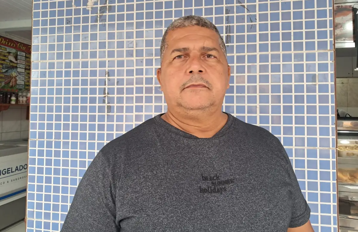 Moradores denunciam esgoto a céu aberto em rua de Feira de Santana