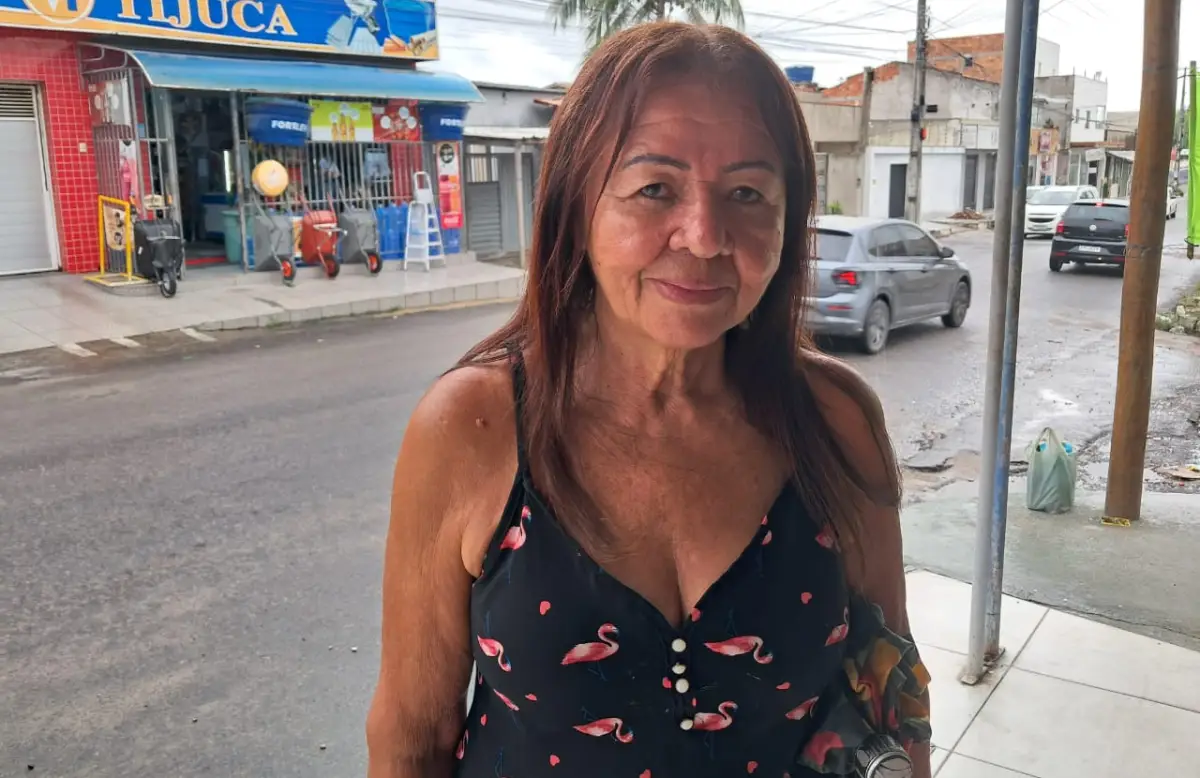 Moradores denunciam esgoto a céu aberto em rua de Feira de Santana
