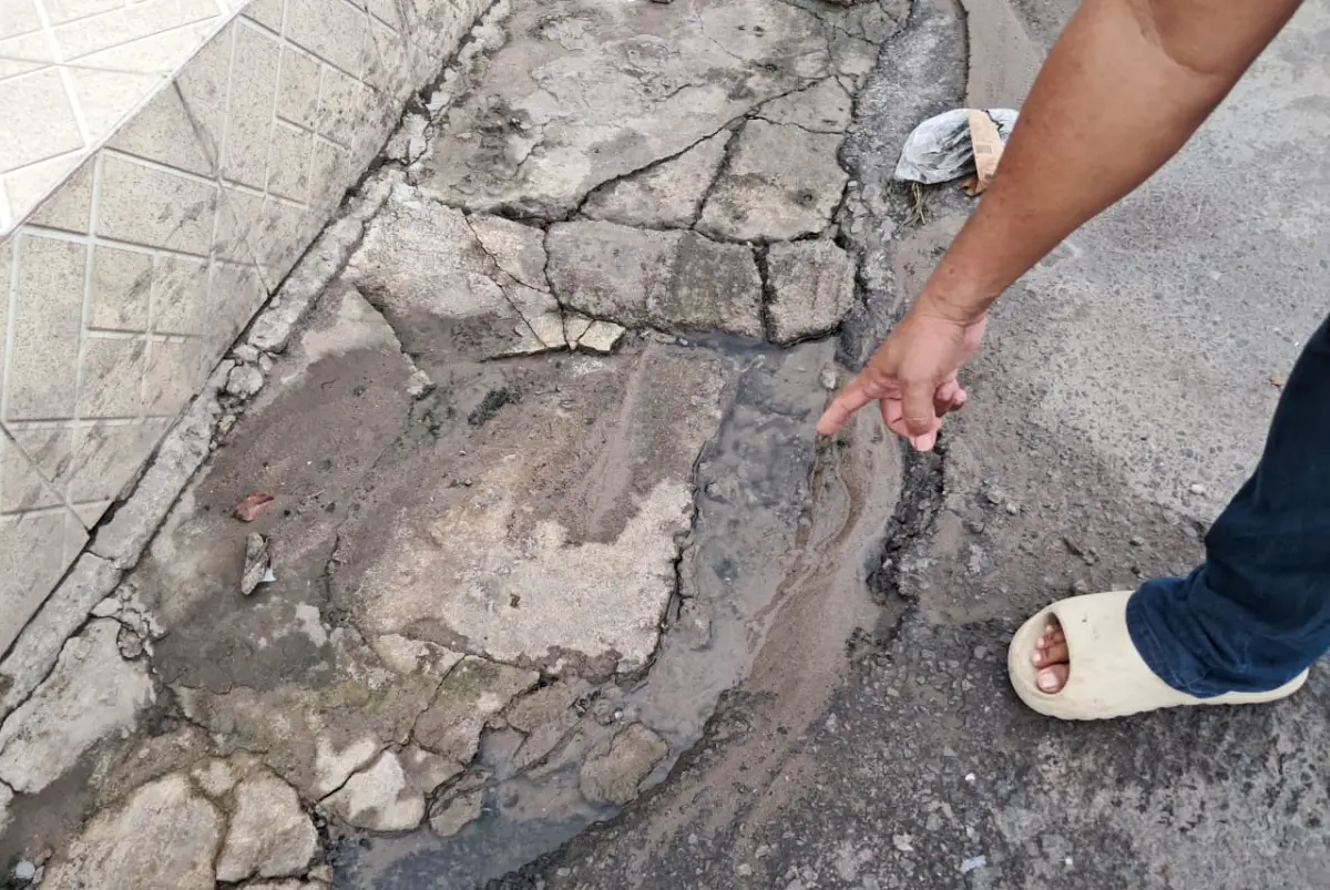 Moradores denunciam esgoto a céu aberto em rua de Feira de Santana