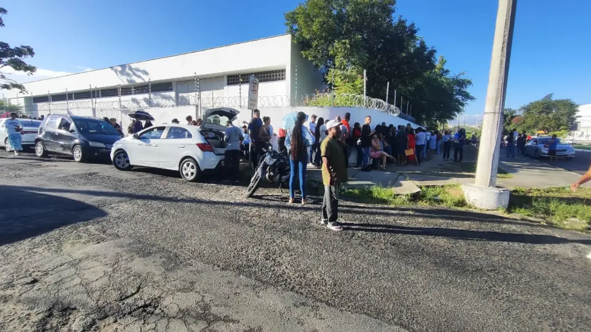 Fila no Fórum Eleitoral gera reclamações, mas TRE-BA nega venda de fichas e reforça atendimento por ordem de chegada