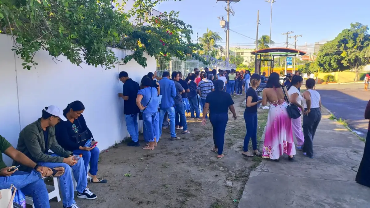 Fila no Fórum Eleitoral gera reclamações, mas TRE-BA nega venda de fichas e reforça atendimento por ordem de chegada