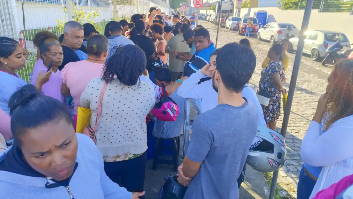 Fila no Fórum Eleitoral gera reclamações, mas TRE-BA nega venda de fichas e reforça atendimento por ordem de chegada