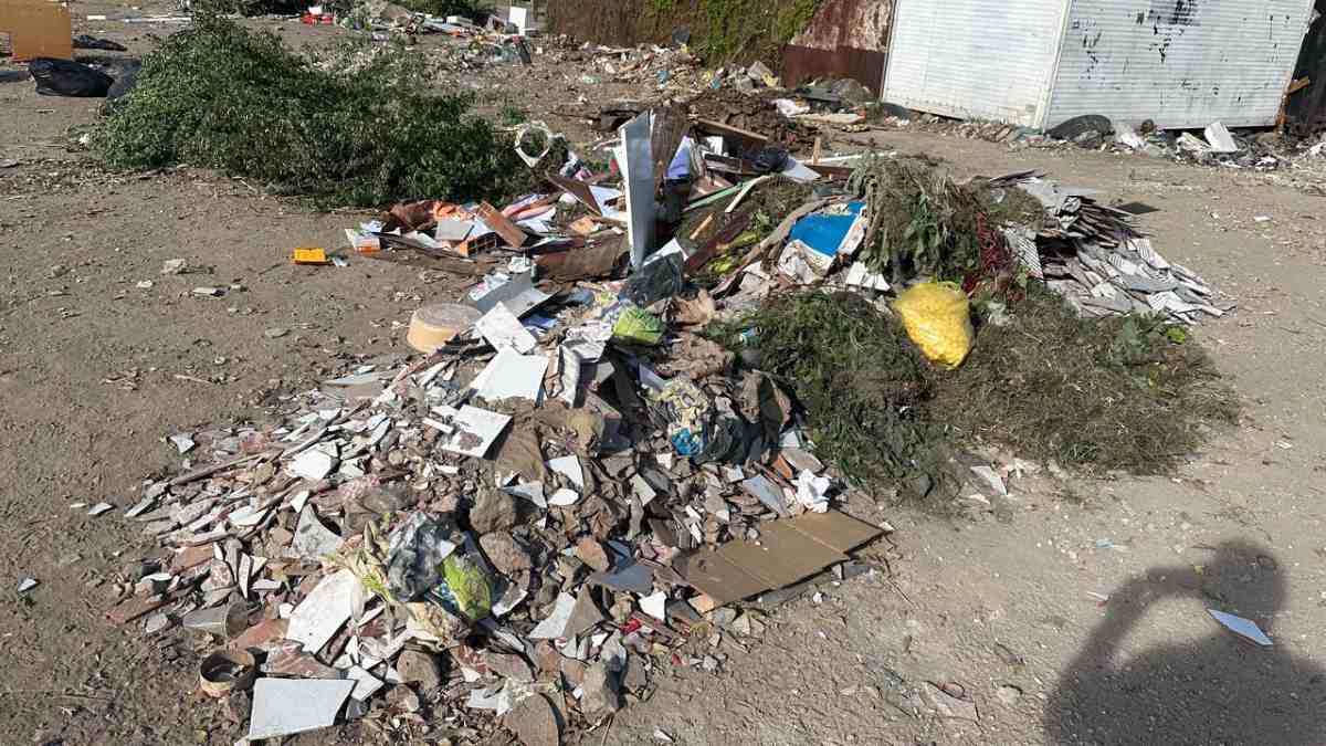 Terreno baldio vira local de descarte irregular de lixo no bairro Estação Nova