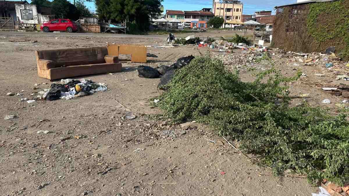 Terreno baldio vira local de descarte irregular de lixo no bairro Estação Nova