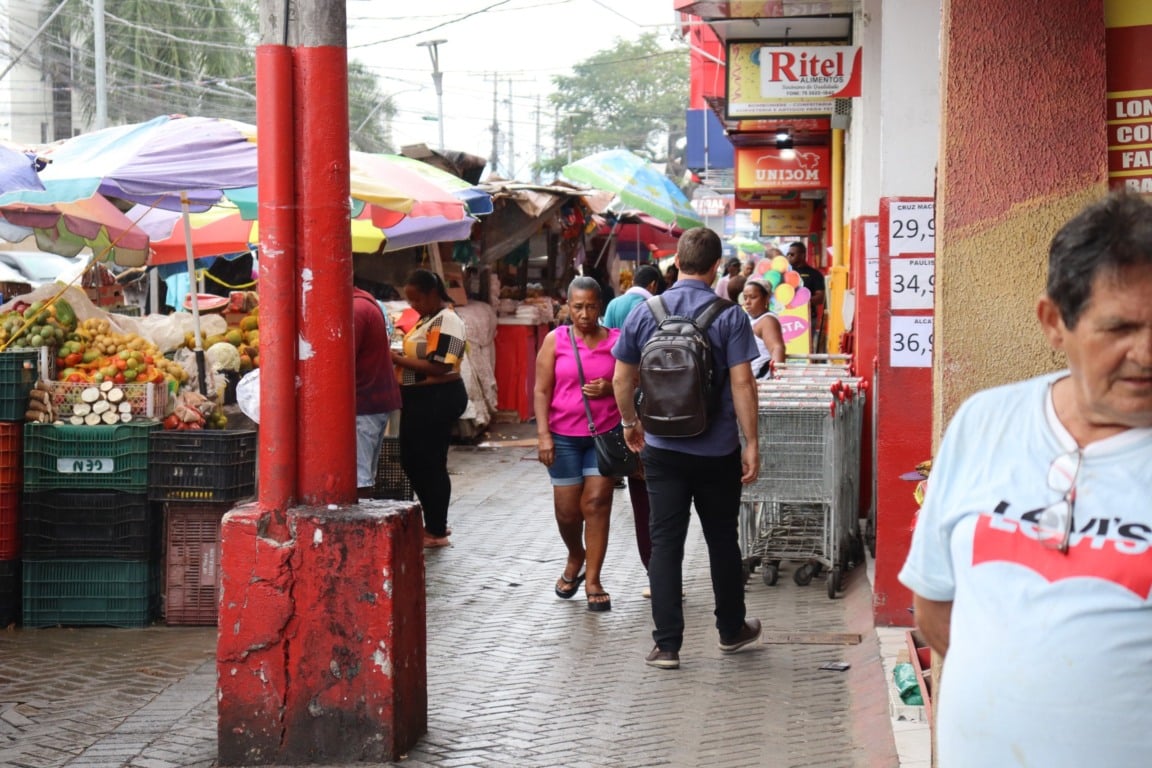 Pessoas caminhando no centro de Feira de Santana/Marechal Deodoro/Comércio