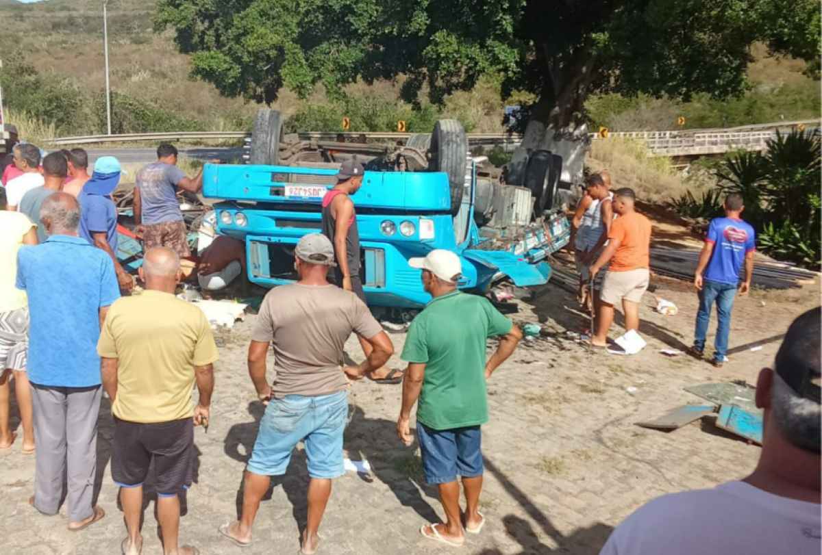 Caminhão carregado com tubos capota em ponte da BR-116 no Vale do Jiquiriçá