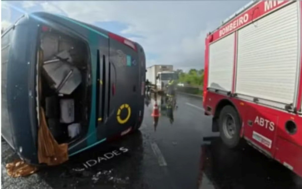 Funcionário morre após ônibus tombar na BR-324 a caminho do Polo Industrial de Camaçari