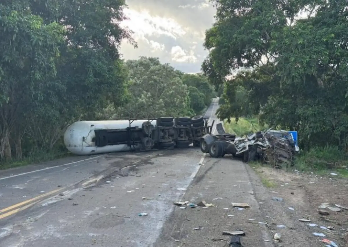 Acidente com carreta carregada de gás mata ciclista na BR-330
