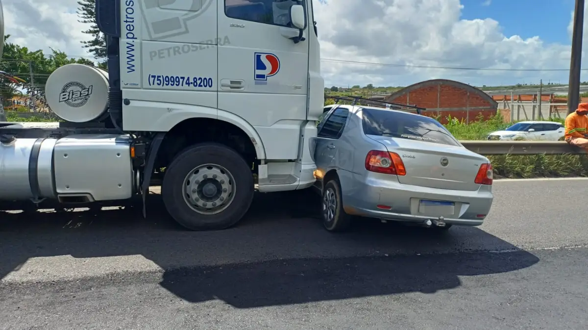 Acidente com caminhão carregado de combustível interdita trânsito na BR-324