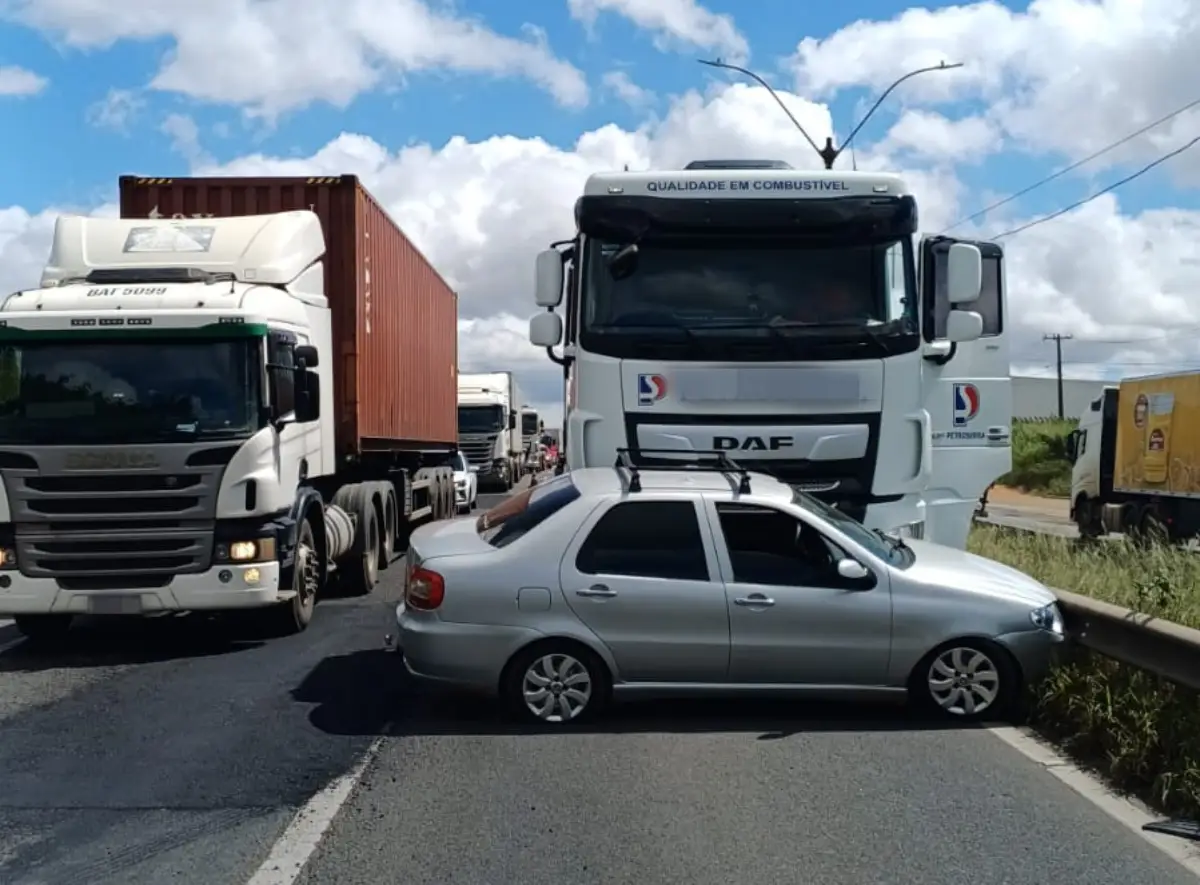 Acidente com caminhão carregado de combustível interdita trânsito na BR-324