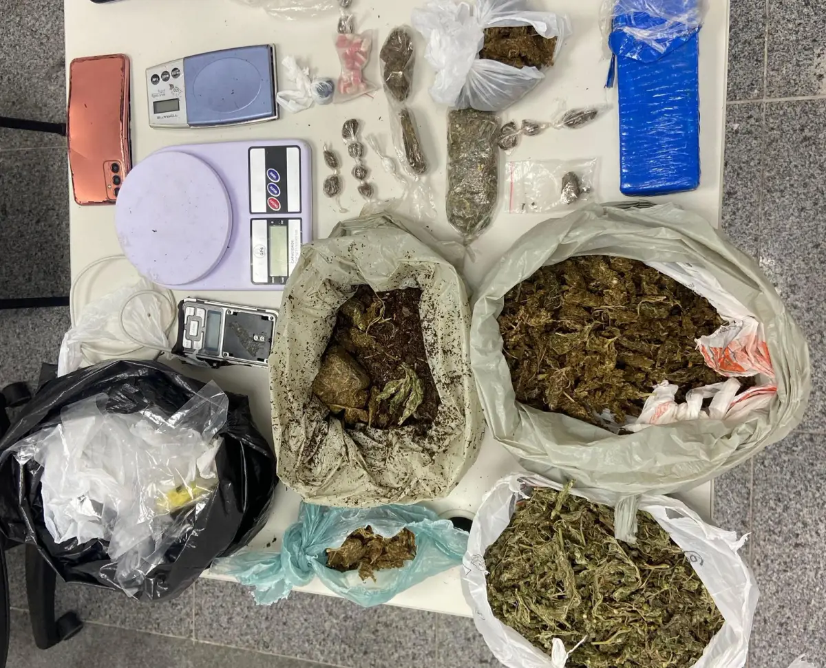 Suspeito tenta fugir, mas é preso com drogas no bairro Mangabeira, em Feira de Santana