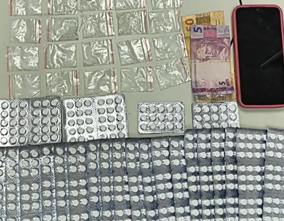 PM apreende mais de 1.200 “rebites” durante abordagem no bairro Aviário, em Feira de Santana - comprimidos