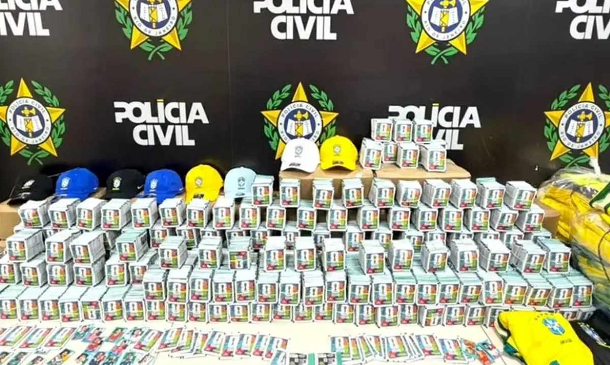 Polícia apreende 200 mil figurinhas falsas da Copa dentro de ônibus no Rio de Janeiro